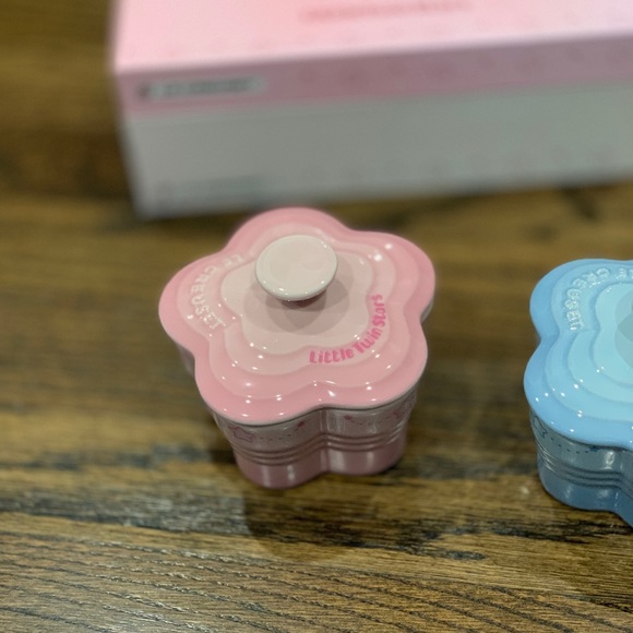 New Rare Le Creuset Little Twin Stars Flower Ramekins Set of 2 - Picture 2 of 11